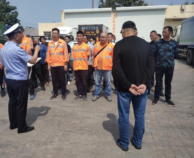 市北交警安全生产月宣讲活动走进环卫二公司车队