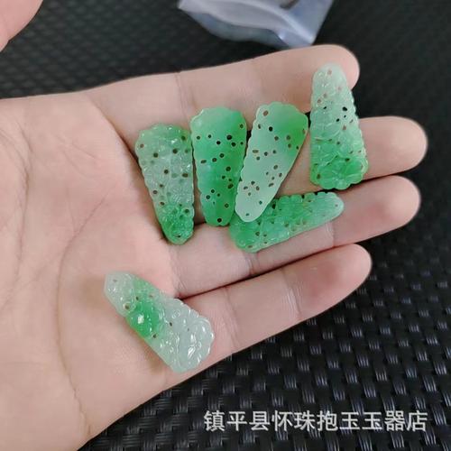 翡翠巴山玉 白底青缕空雕刻翠玉 飘绿花 梅花小吊坠 配饰配件